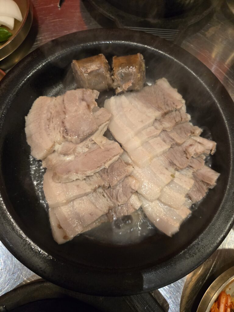 Matbogi Suyuk (boiled pork).